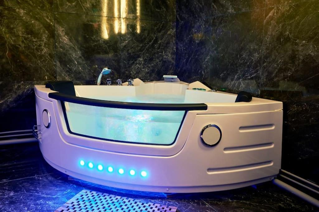 Versailles Jacuzzi - Sauna - Rdc 2 Zewnętrze zdjęcie