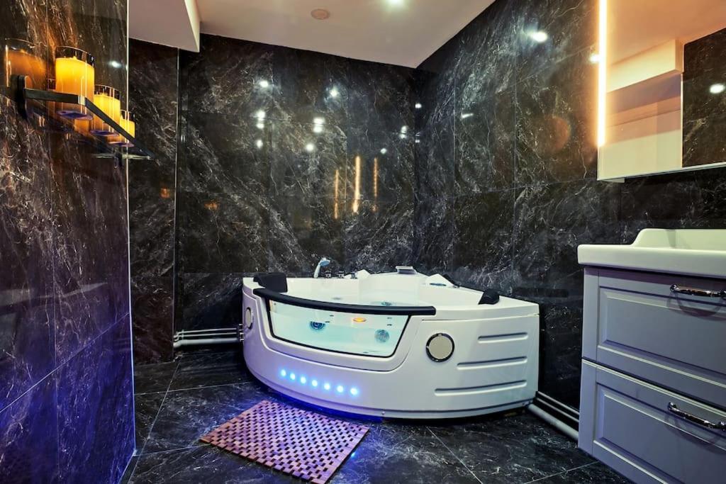 Versailles Jacuzzi - Sauna - Rdc 2 Zewnętrze zdjęcie