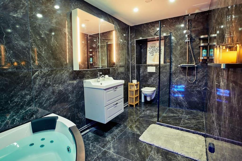 Versailles Jacuzzi - Sauna - Rdc 2 Zewnętrze zdjęcie