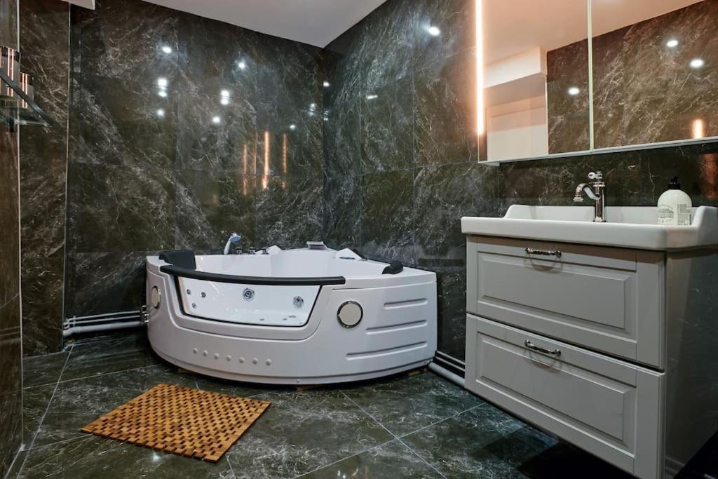 Versailles Jacuzzi - Sauna - Rdc 2 Zewnętrze zdjęcie